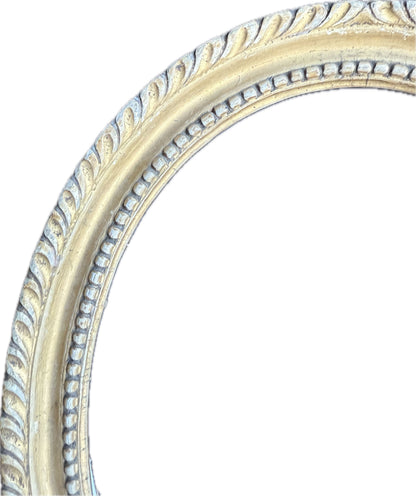 Georgian carved and gilt oval frame